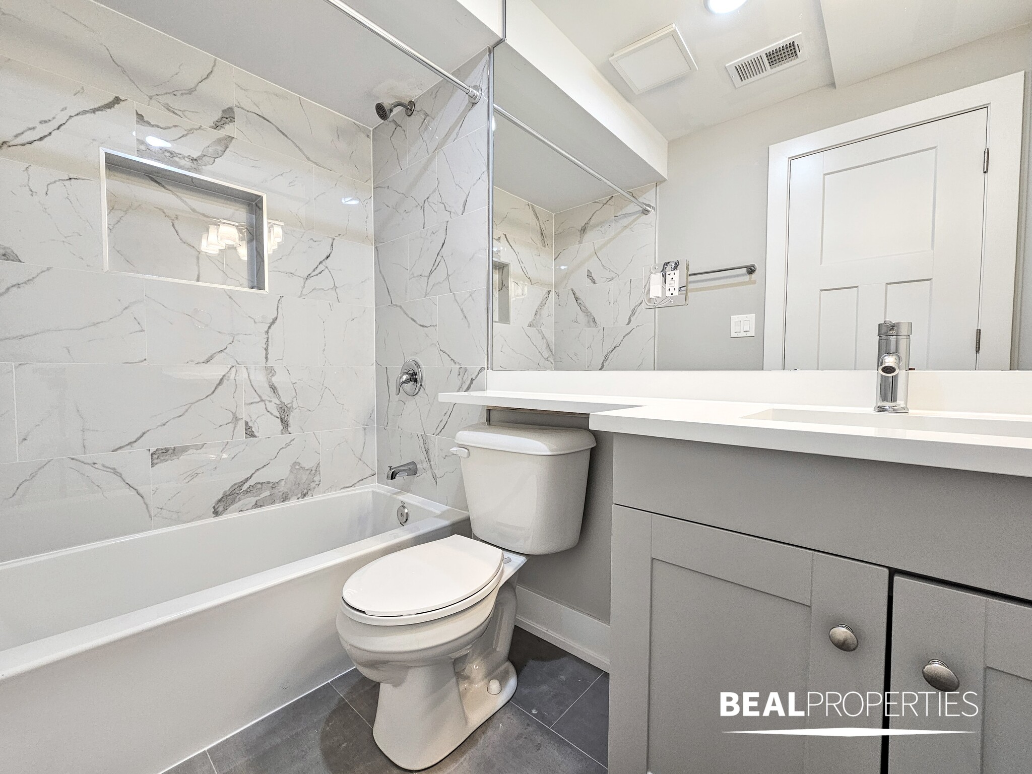 Building Photo - 428 W Belden Ave