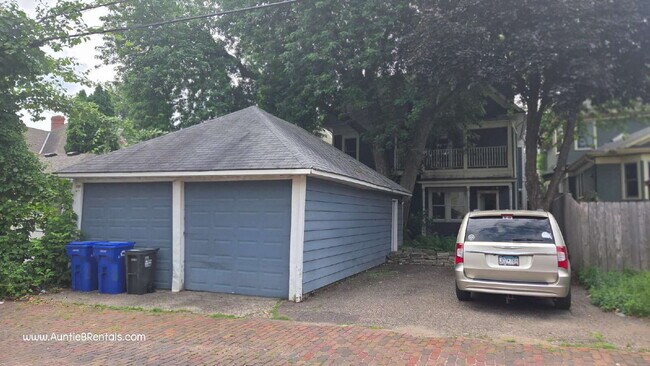Building Photo - 3 bed - 1 bath One block from Grand Ave in...