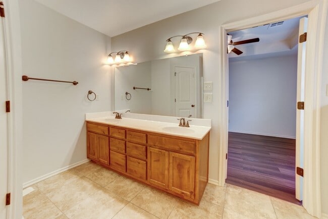 Building Photo - 3 Bed / 2 Bath in Prime Broken Arrow Location