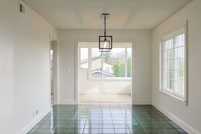 Building Photo - Spacious 4 Bed / 3 Bath Home in Desirable Nebo Hill – La Mesa (3,056 Sq Ft)