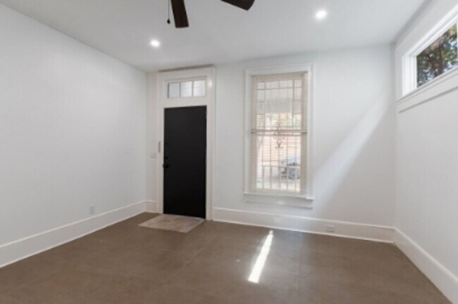 Building Photo - 1 Bedroom Duplex COMPLETELY UPDATED with D...