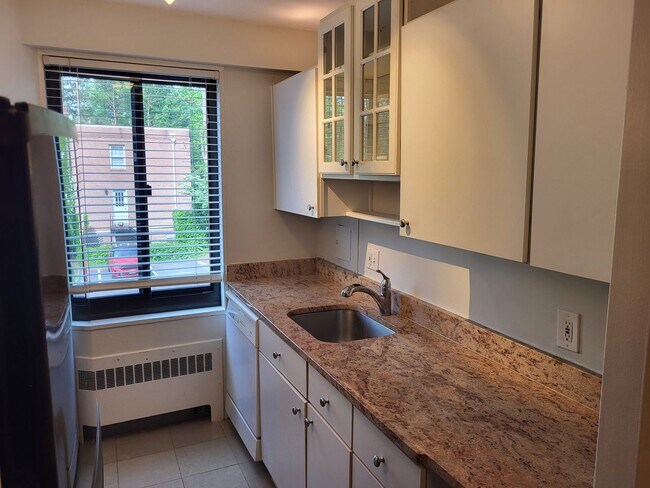 Building Photo - 1 BA Available for rent $1,800 ALL Utilities included