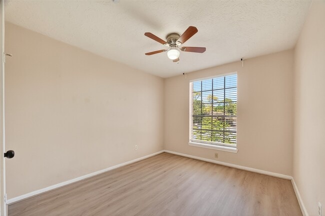 Building Photo - 814 Heathgate Dr