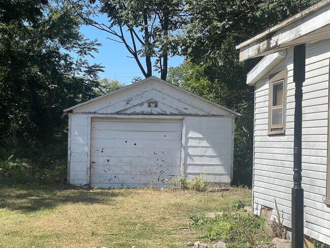 Building Photo - 102 Elmwood-