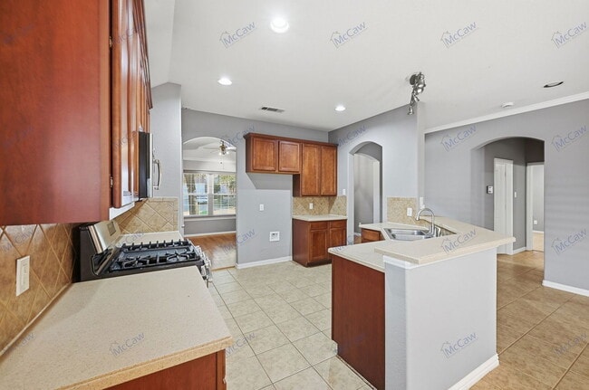 Building Photo - 604 Creekside Dr