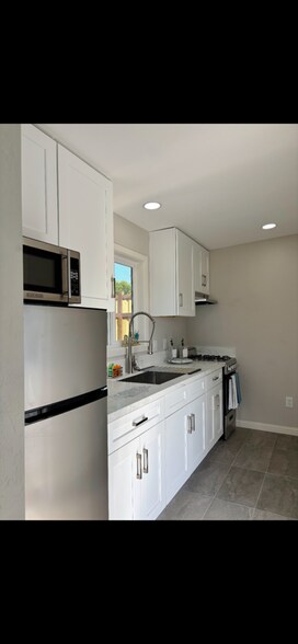 Building Photo - 495 Vista Pl