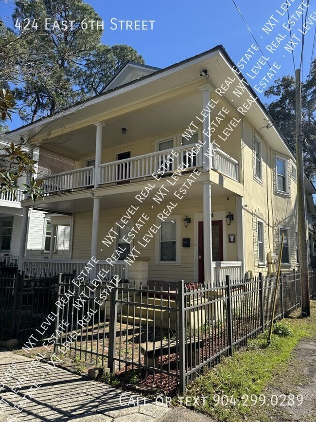 Building Photo - 424 E 6th St