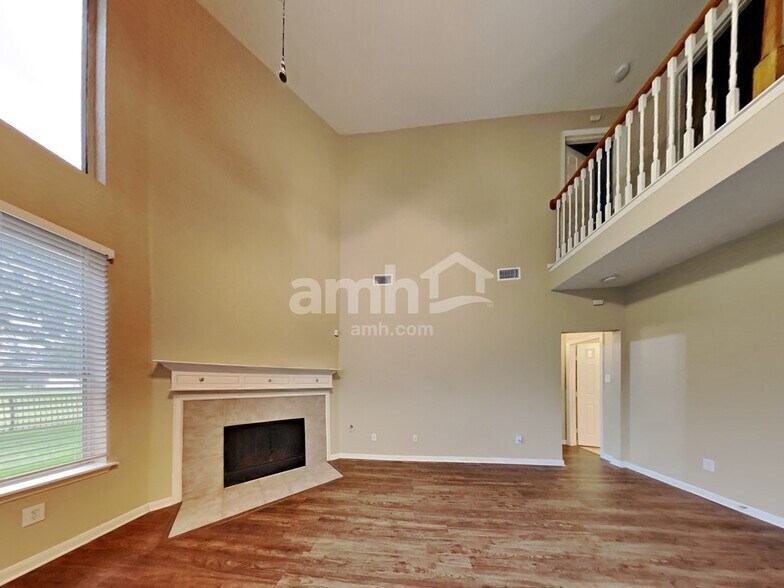 Building Photo - 1627 Buckingham Dr