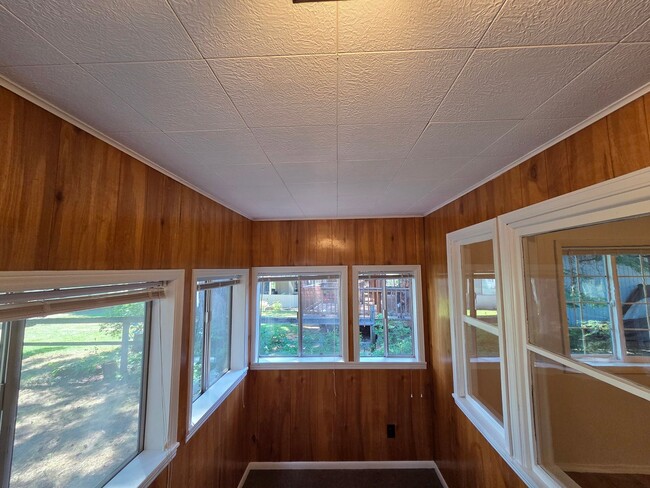 Building Photo - 2 Bed 1 Bath on Diamond Lake Secondary Lot