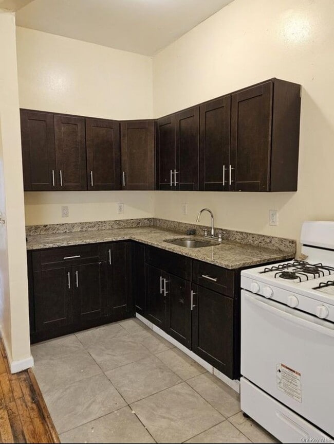 Building Photo - 873 Elsmere Pl