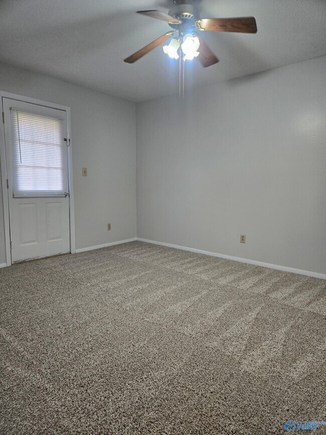 Building Photo - 12100 Carriage Ct SE