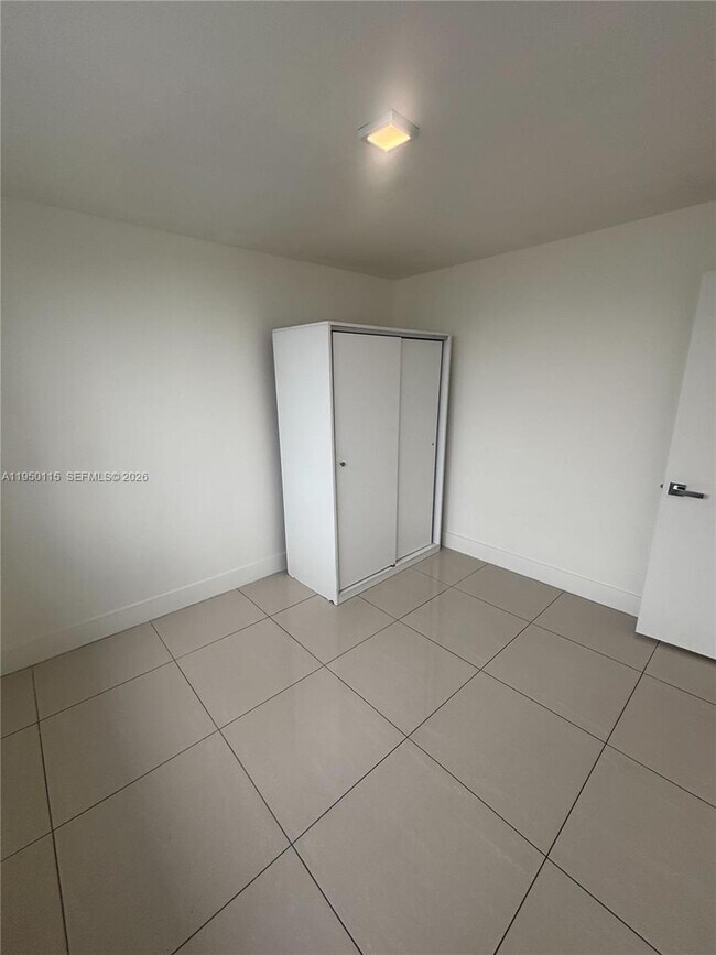 Building Photo - 829 SW 18th Ave