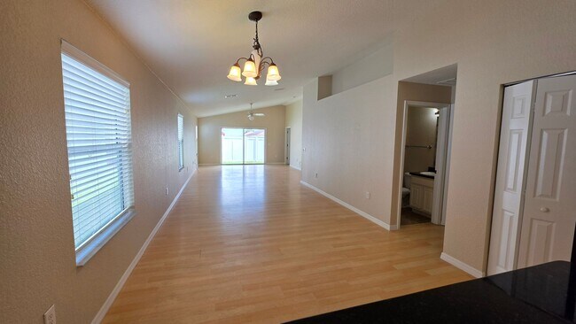 Building Photo - 4900 NE 123rd Ln