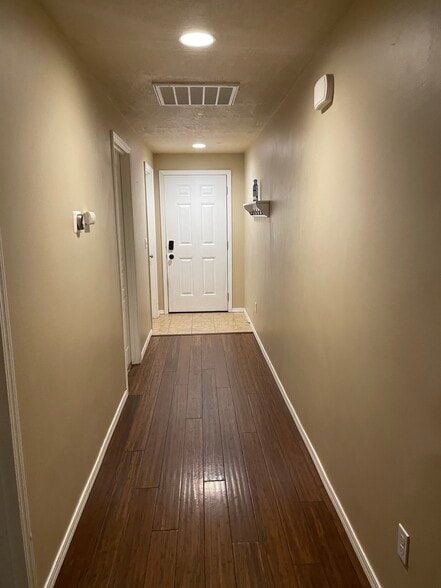 Hallway entry - 314 SW Homestead Ave
