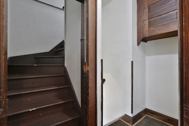 Building Photo - 2142 Summit St