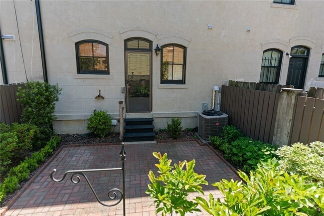 Building Photo - 623 Tattnall St