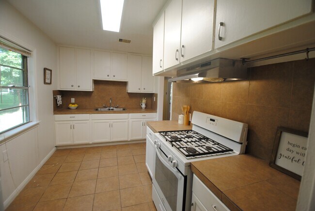 Building Photo - 3707 Daphne St