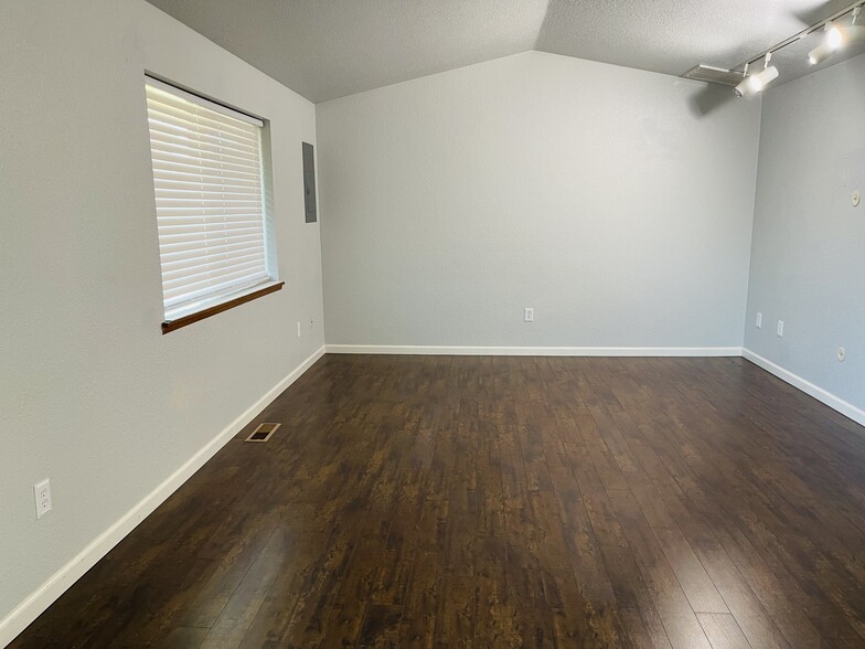 Living room - 906 N 34th Ave