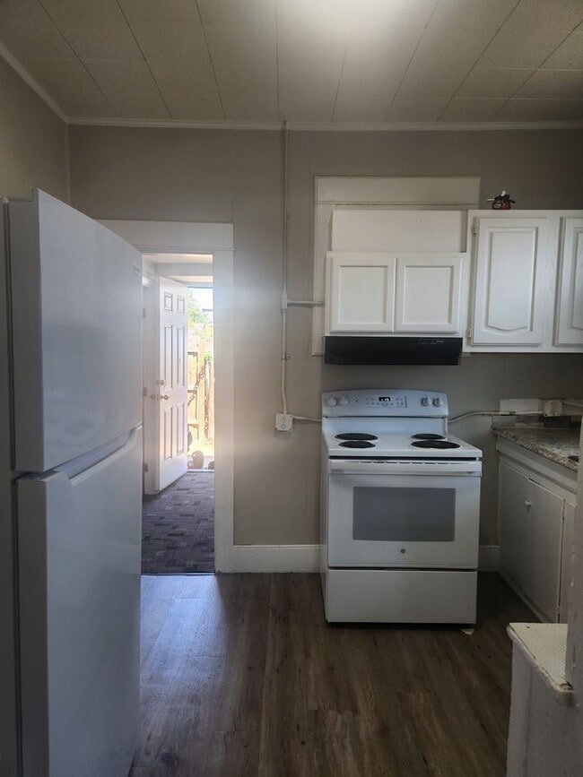 Building Photo - E. Walnut 2br 1 ba w/d hookup