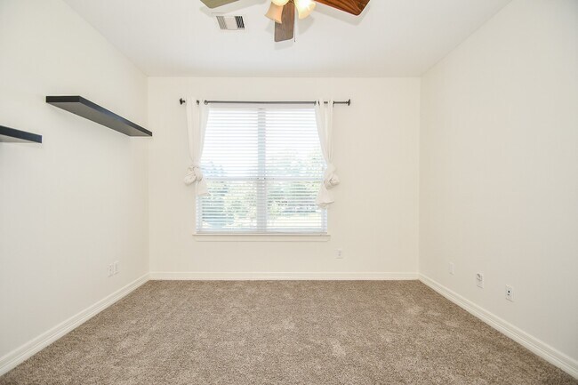 Building Photo - 3313 New Garden View Ln