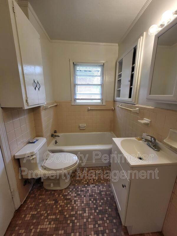 Building Photo - 2639 Tredway Dr