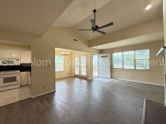 Building Photo - For Lease | South Tulsa - Townhouse | $150...