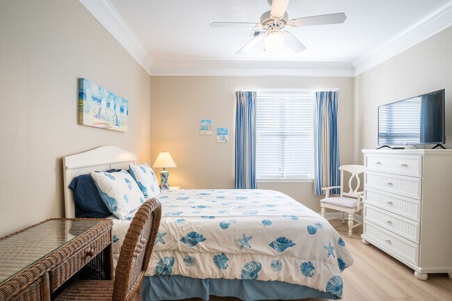 Building Photo - CALLING ALL GOLF ENTHUSIASTS!!! PERFECT OFF-SEASON RENTAL AWAITS YOU.