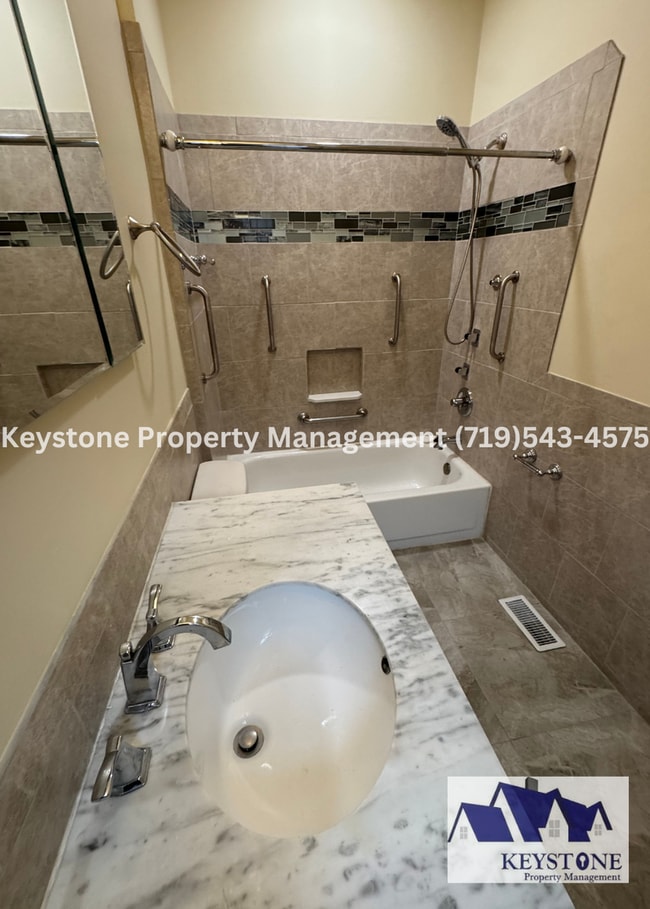 Building Photo - Charming Pet Friendly House 2 Bedroom/1.5 ...