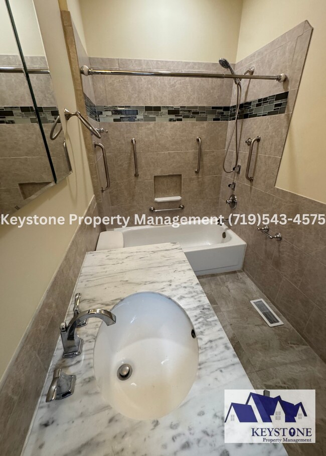 Building Photo - Charming Pet Friendly House 2 Bedroom/1.5 Bathroom/Oversized Garage $1500/$1500