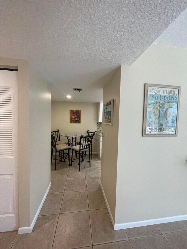 Building Photo - 450 Egret Cir