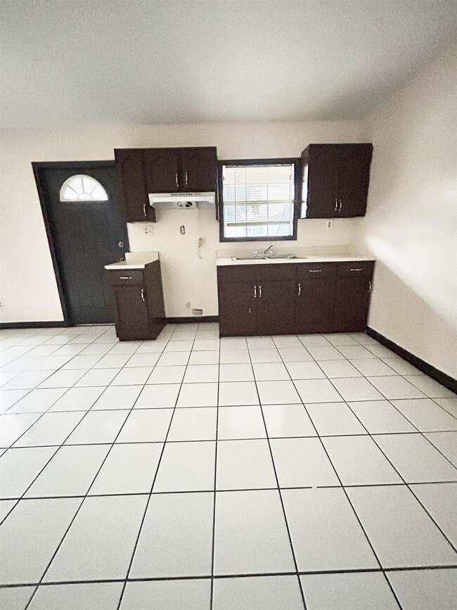 Building Photo - 1740 Gladiola Ln
