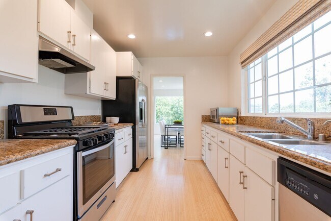 Building Photo - Beautiful Hollywood Hills Home For Lease!