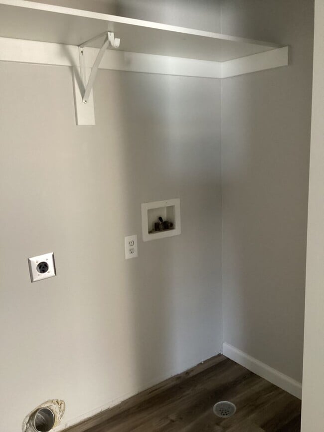 Building Photo - Newly Remodeled 3 Bedroom House in Belgrade