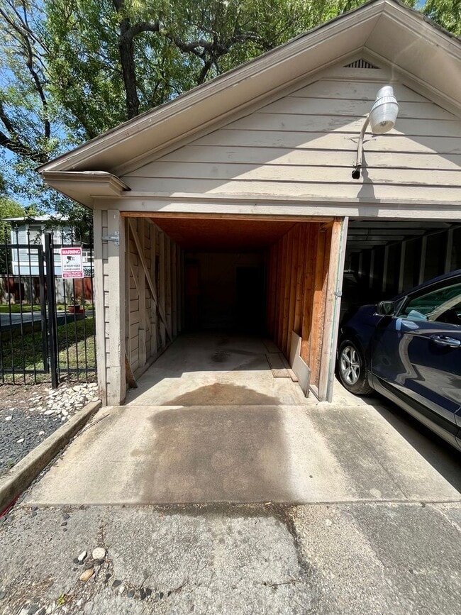 Building Photo - Move In Special! *LOCATION* Fabulous 1/1 with extra space ONE BLOCK off the St Mary's strip and c...