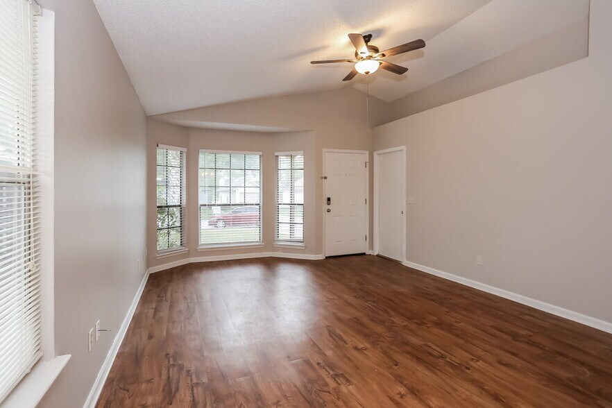 Building Photo - 2513 Townsquare Dr
