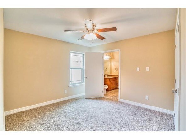 Building Photo - 2118 Yturria Dr
