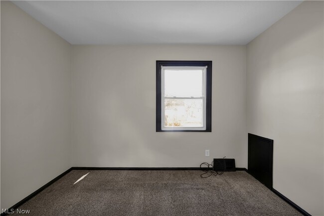 Building Photo - 15705 Maplewood Ave