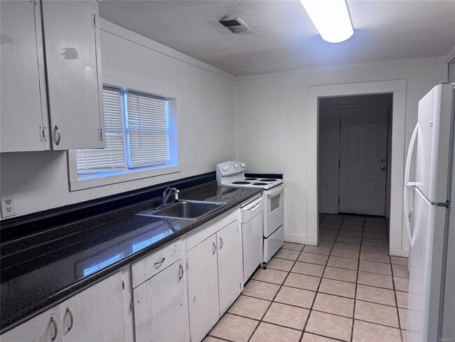 Building Photo - 1750 Yarbrough St