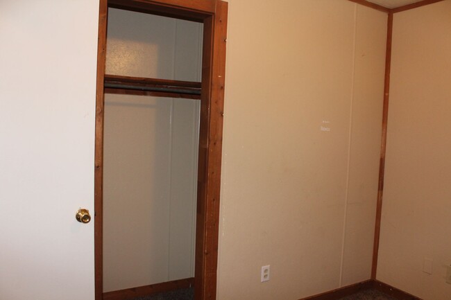 Building Photo - 3 Bed, 1 1/2 bath, 1 Car Garage - Tinker C...