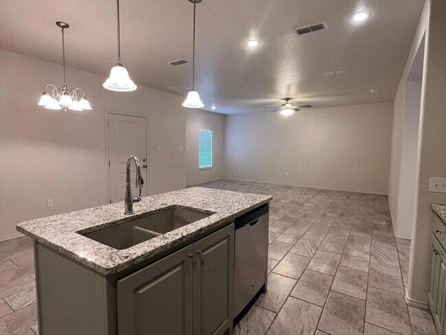 Building Photo - Beautiful 2 bed/2 bath/2 car garage Townhome!