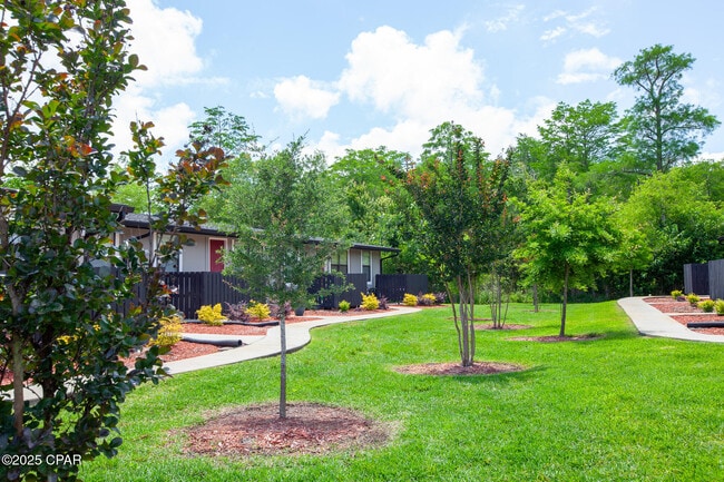 Building Photo - 425 E 19th St