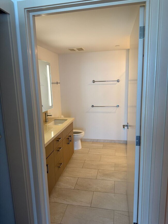 Building Photo - Luxury High-Floor 2BR/2BA Condo with Ocean...