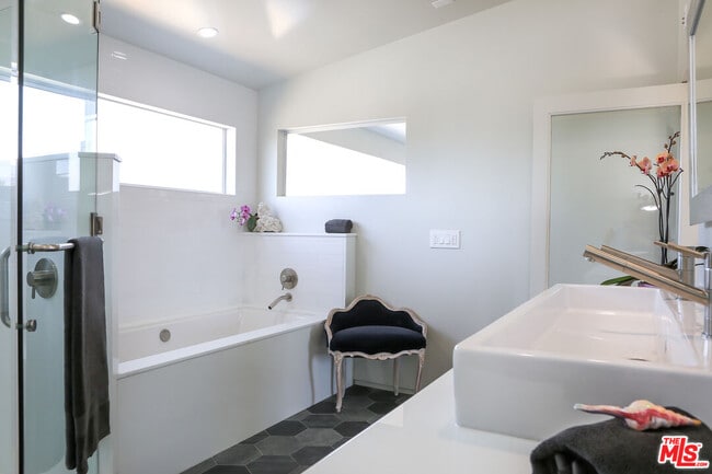 Building Photo - 613 6th Ave