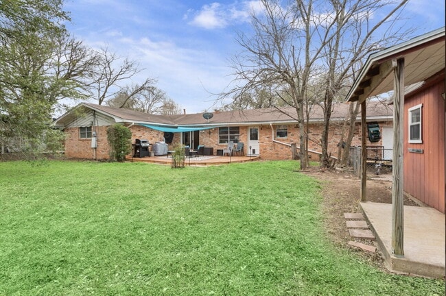 Building Photo - Charming Oak-Shaded Retreat in Woodway’s Coveted Bird Streets with Versatile Living Spaces & Work...