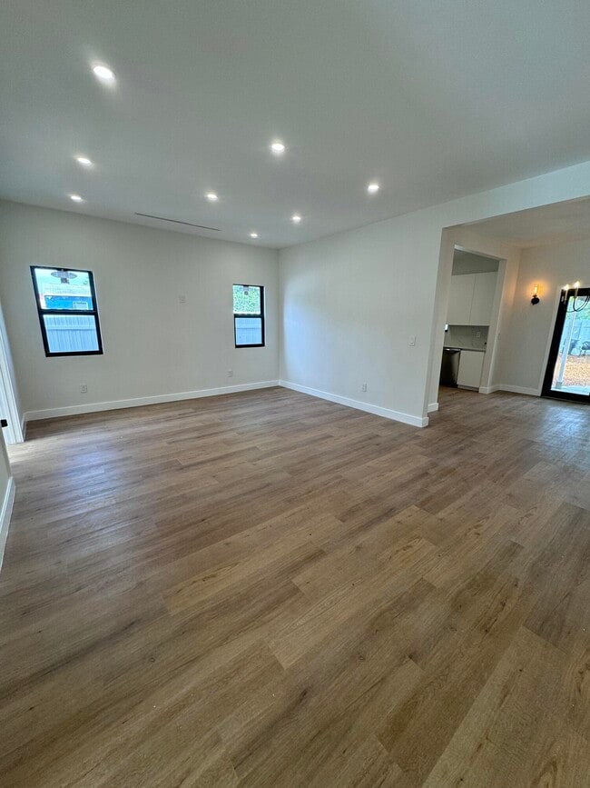 Building Photo - 795 Highland Dr