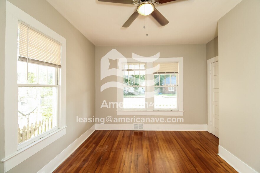 Building Photo - 3023 River Dr