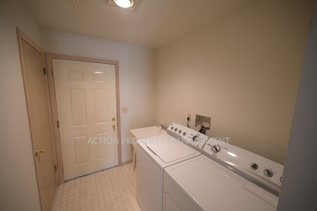 Building Photo - 3 bed 2 bath in a country setting