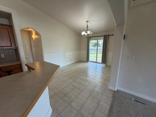 Building Photo - 435 NE Greystone Loop
