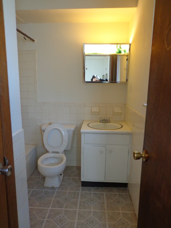 Building Photo - 713 Cedar Dr