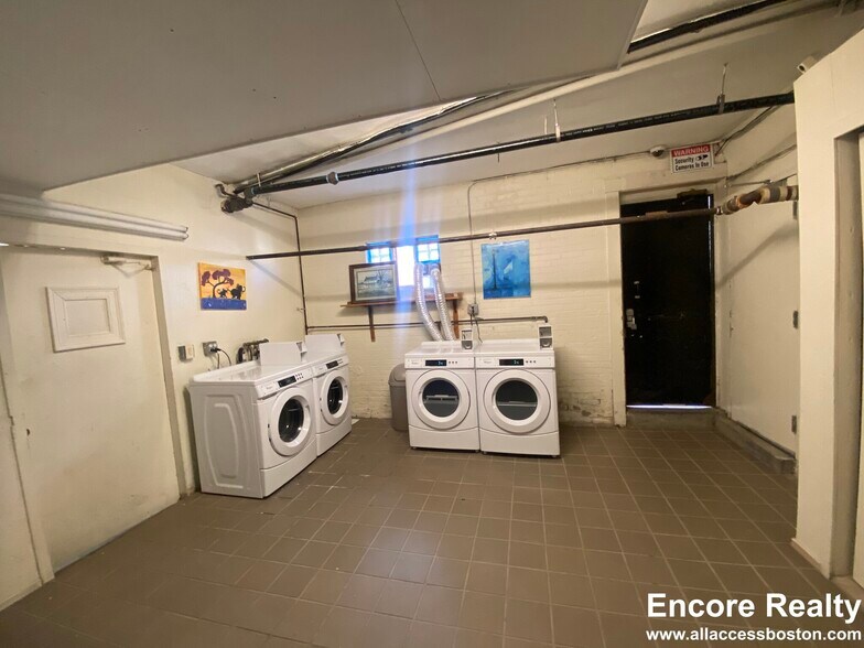 Building Photo - 200 Kelton St